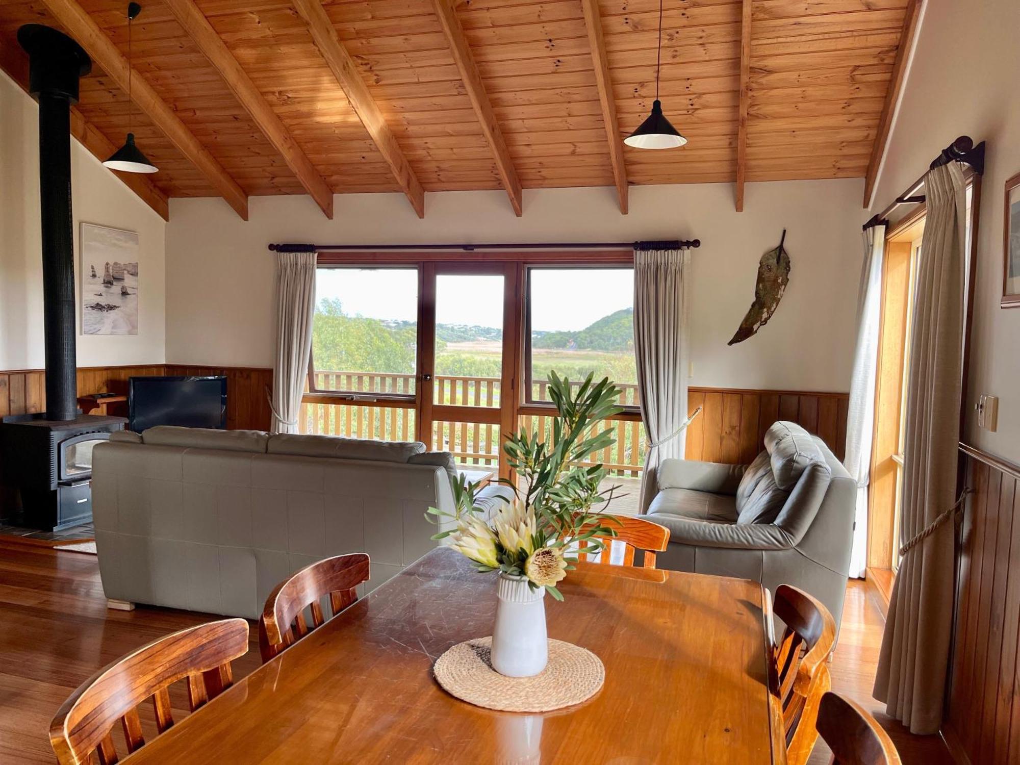 Daysy Hill Country Cottages Port Campbell Room photo